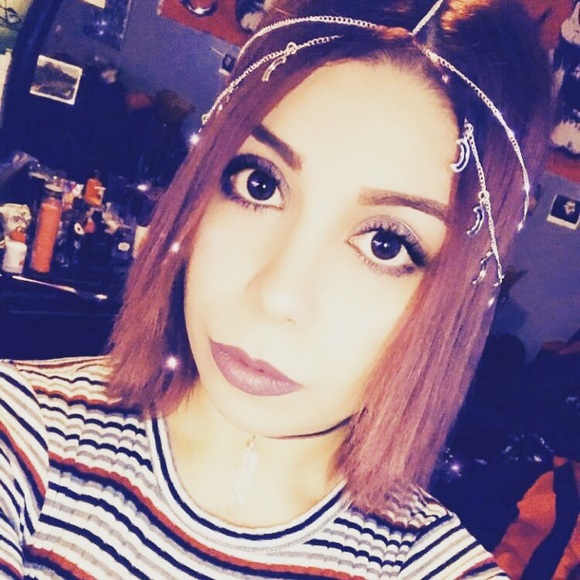 Meet your Posher, Alyssa - Picture 2 of 2